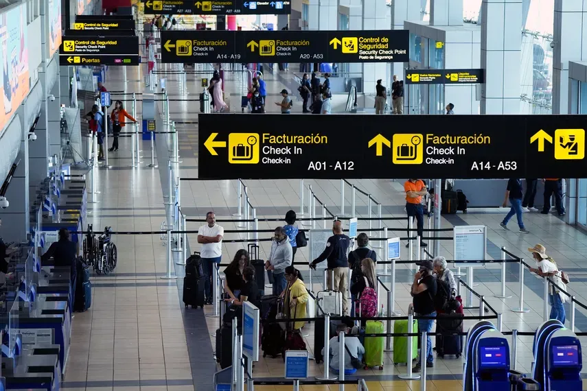 Vista interior del Aeropuerto de Tocumen con pasajero en las áreas de check-in y señalización en español, mostrando un entorno de alta actividad.